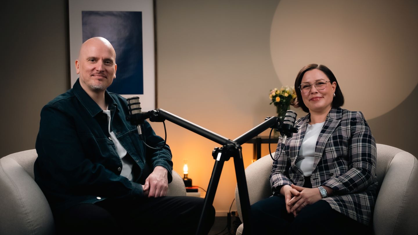 Oivalluksia rahasta & elämästä -podcastin juontajat Toni Lähde ja Kaisa Kivipelto