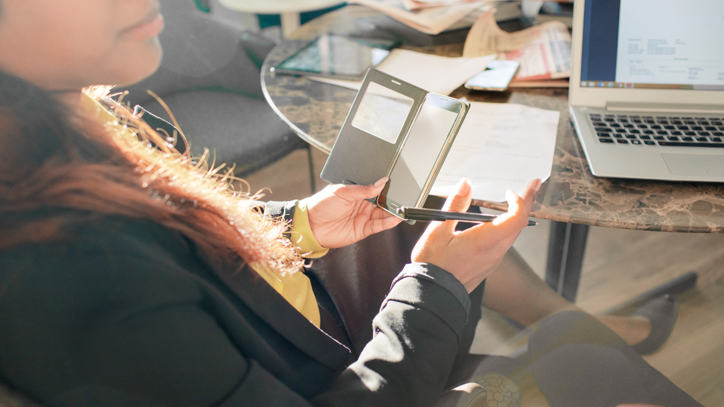 matkapuhelinta käyttävä nainen